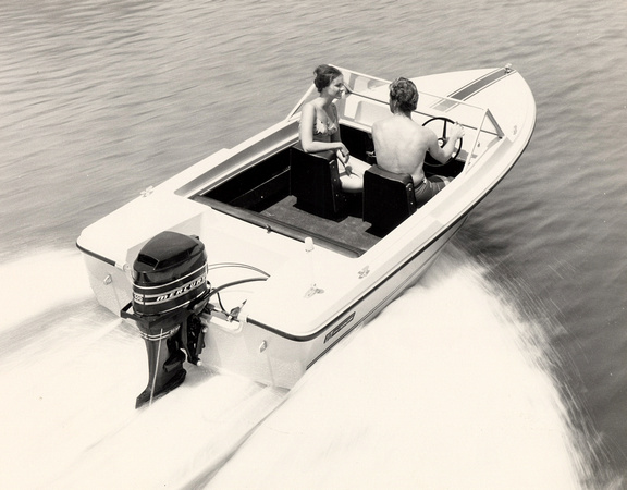 couplespeedboat_1960s